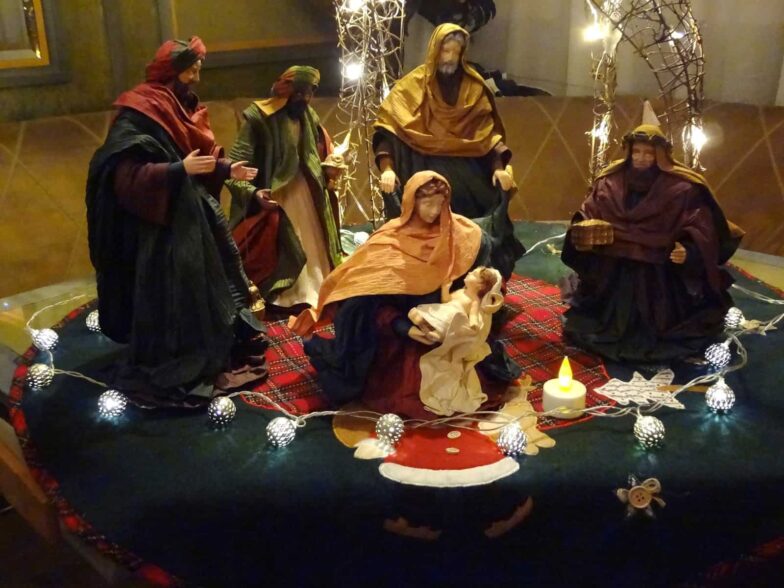 Une crèche posée sur une table avec des figurines.