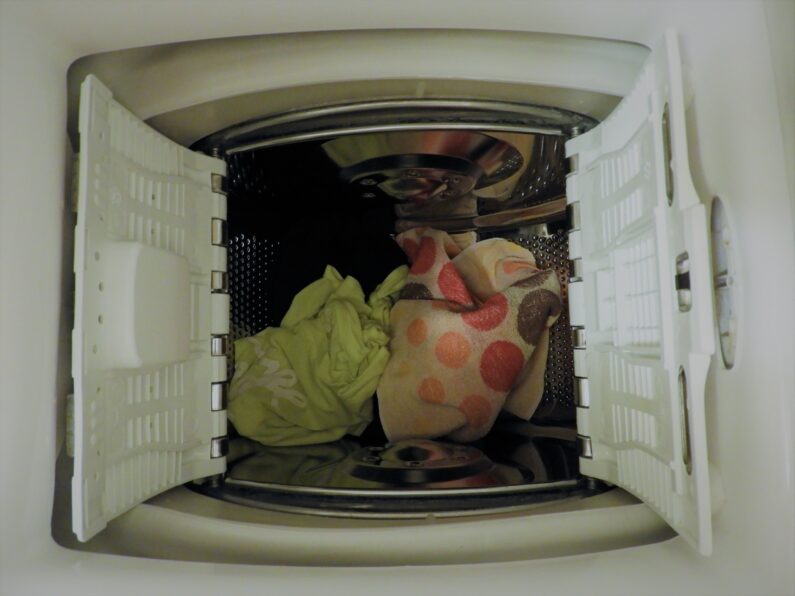 Un animal en peluche dans une machine à laver.