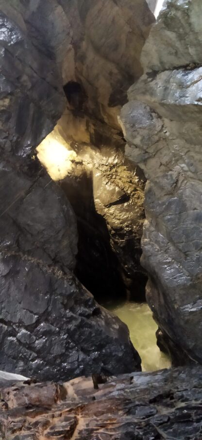 L’intérieur d’une grotte traversée par de l’eau.