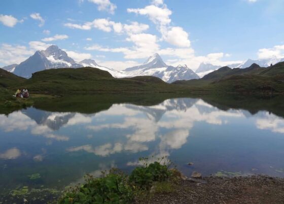 Un lac avec des montagnes en arrière-plan.