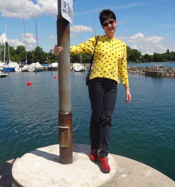 Une femme debout sur un poteau en béton.