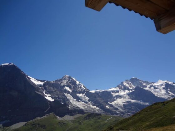Une vue sur les montagnes depuis une cabane.