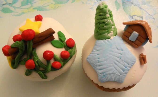 Deux cupcakes décorés de sapins et de maisons de Noël, mon cadeau pour vous.