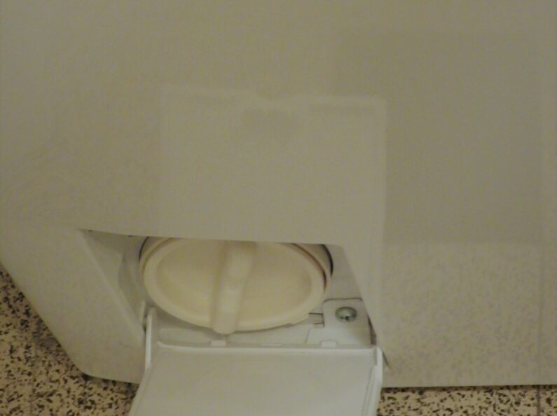 Des toilettes blanches avec un couvercle.