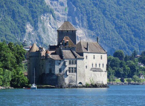 Un château se trouve au sommet d'un lac en Suisse.