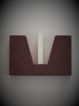 Un support en bois avec un bâton en bois dessus.
