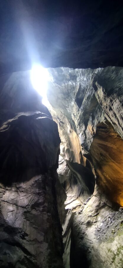 Une grotte traversée par une lumière envoûtante, provoquant des sensations de joie et d'anticipation (Le prélude à la joie).