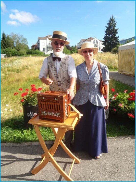 Un homme et une femme debout à côté d’une boîte en bois.