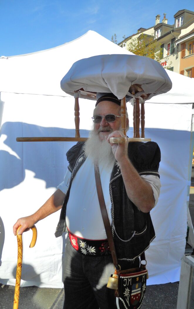 Un homme avec une barbe.