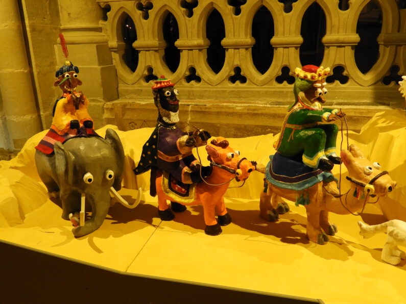Un groupe de figurines sur une table.