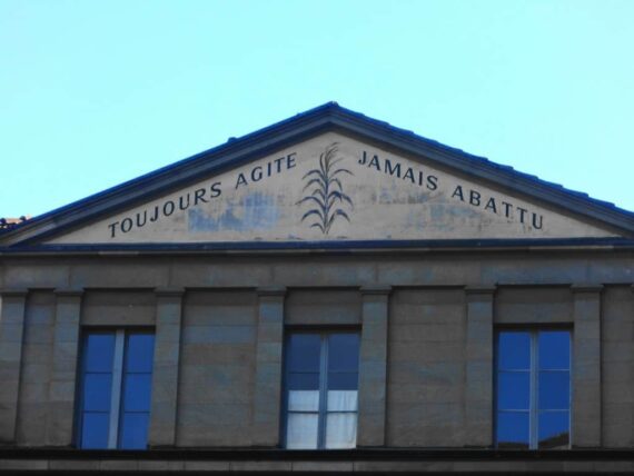 Un bâtiment avec une pancarte dessus.