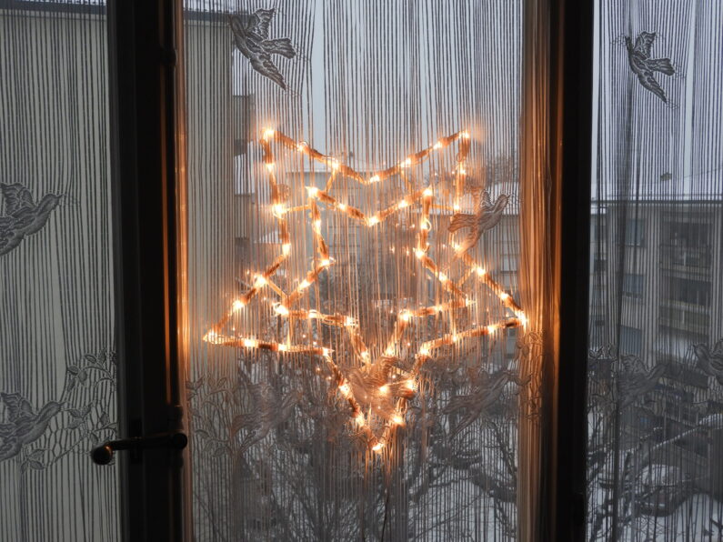 Une étoile faite de lumières sur une fenêtre.