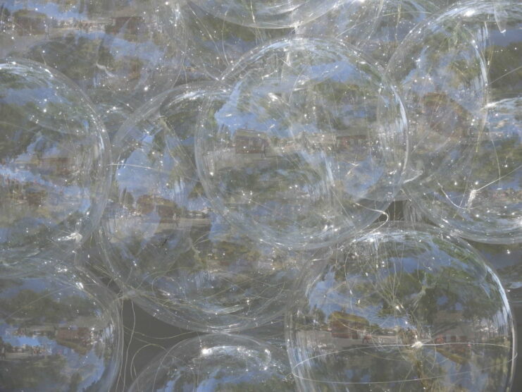 Un groupe de bulles en plastique transparent sur une table.