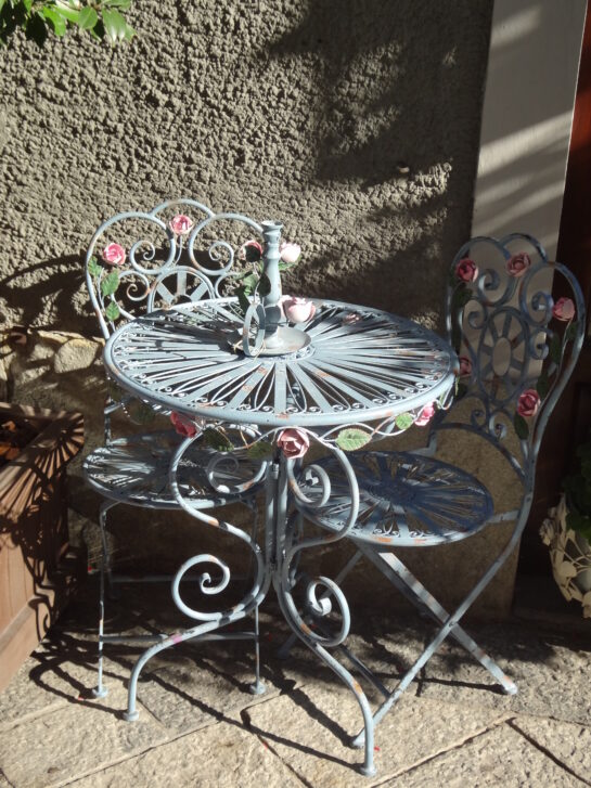 Une table et des chaises en métal.
