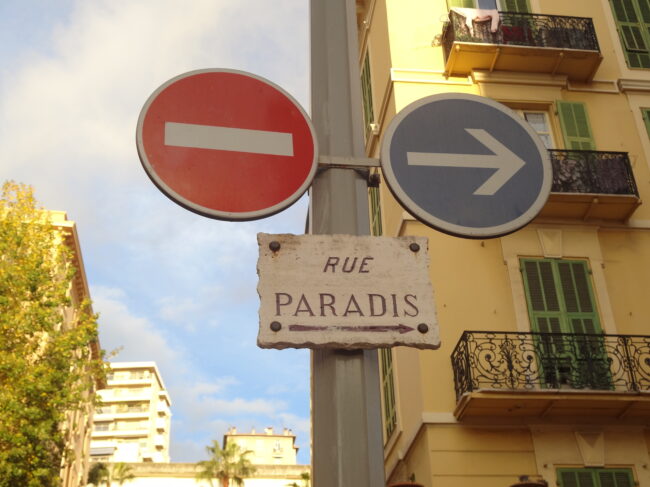 Un panneau sur un poteau.