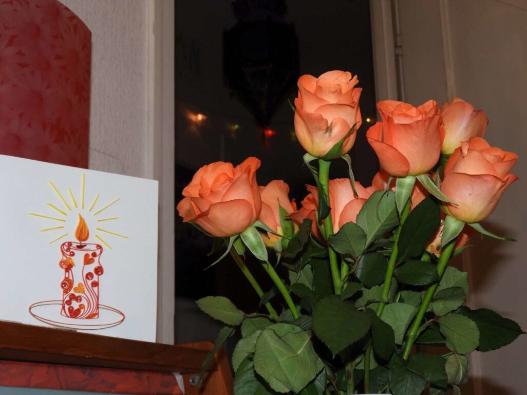 Roses oranges dans un vase.