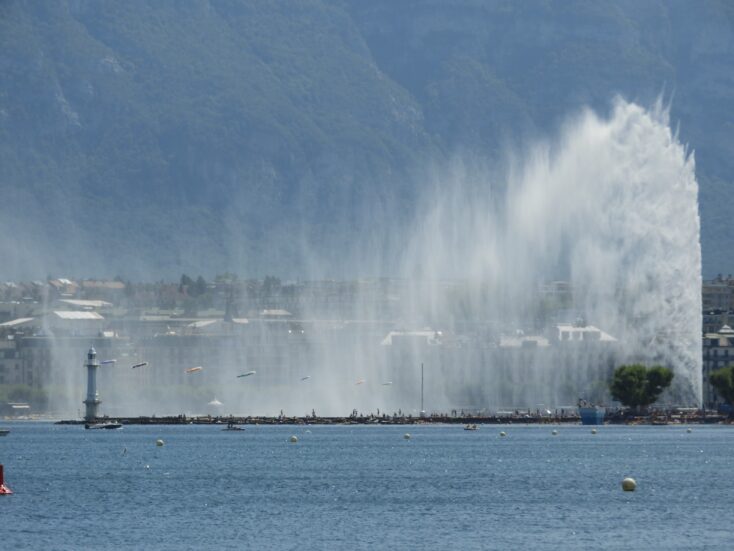 Un grand plan d'eau.