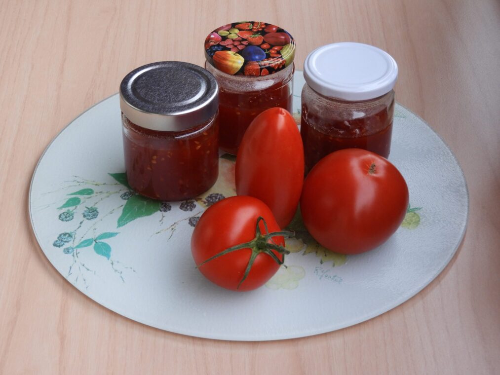 Trois pots de sauce tomate sur une assiette.