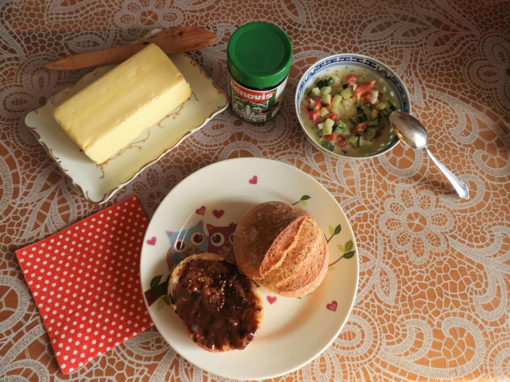 Une assiette de nourriture sur une table.