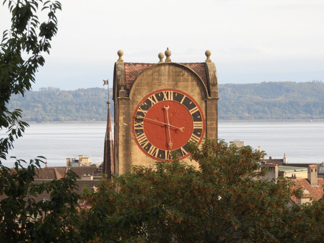 Une tour d'horloge sur un bâtiment.
