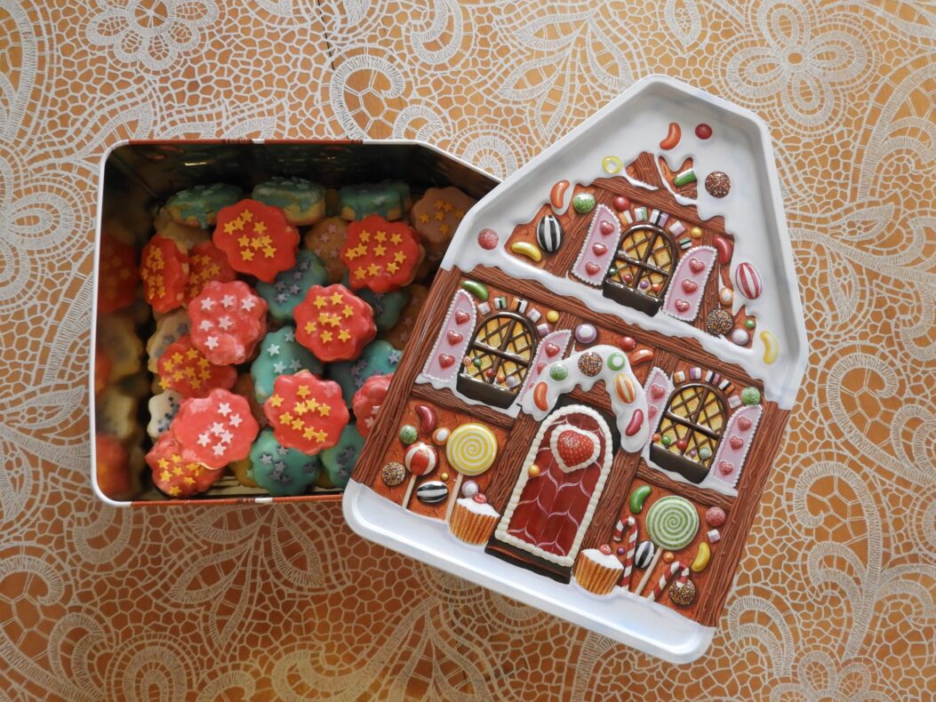 Boîte à biscuits maison en pain d'épices pleine de douceur.