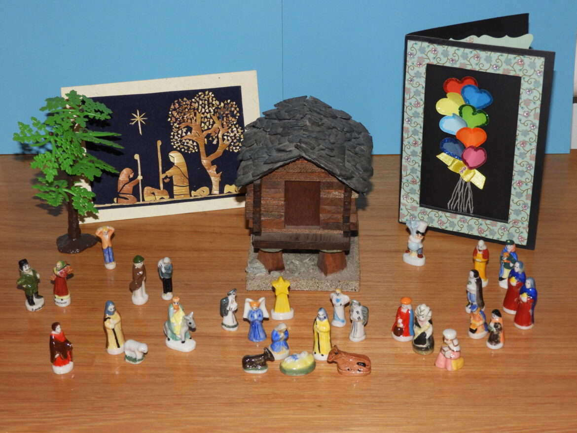 Une crèche avec des figurines et une carte.