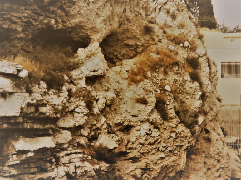 Une photo d’une formation rocheuse avec un crâne dessus.