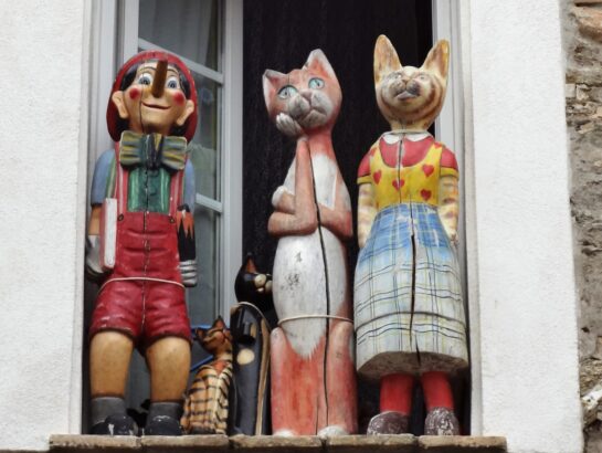 Figurines en bois sur un rebord de fenêtre.