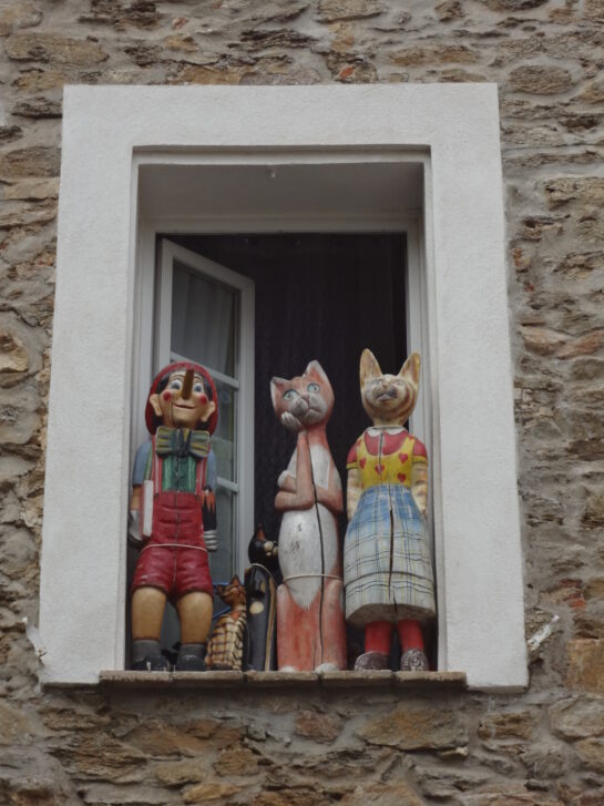 Un groupe de figurines dans une vitrine.