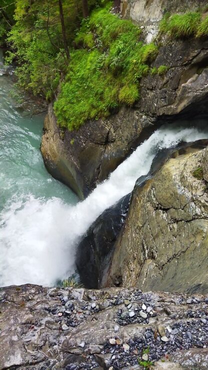 Une cascade au milieu d'une zone rocheuse.