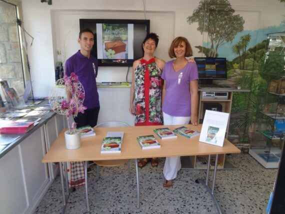 Trois personnes À l’office du tourisme de Saint-Aygulf.