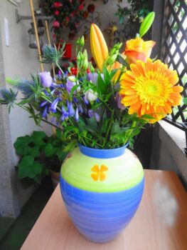 Un vase rempli de fleurs.