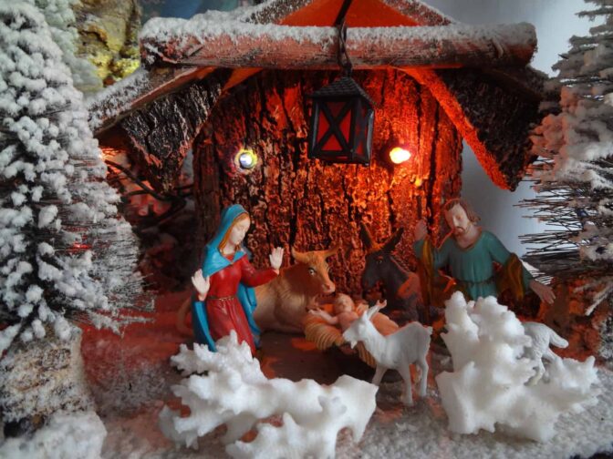Une crèche avec des figurines dedans, mon cadeau pour vous… .