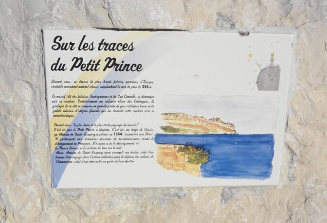 Une pancarte sur un mur qui dit les traces du prince pitt.