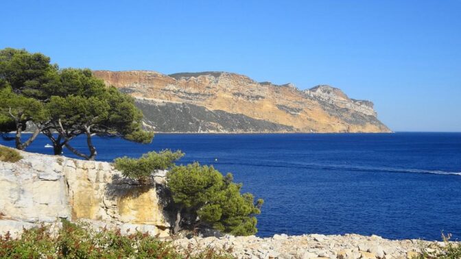 Une falaise rocheuse surplombant la mer et l'océan.