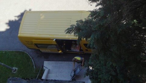 Une vue aérienne d’une camionnette de livraison jaune.