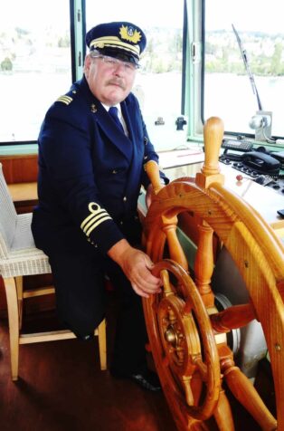 Un homme en uniforme de la marine.