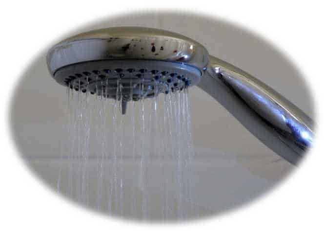 Une pomme de douche avec de l'eau qui en sort.