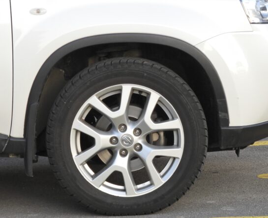 Un SUV blanc garé dans un parking.