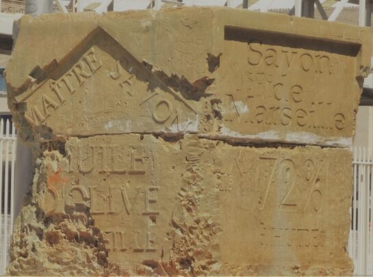 Un pilier en pierre avec des inscriptions dessus.