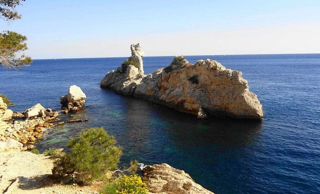 Une falaise rocheuse surplombant l’océan tout en mettant en scène La baleine.
